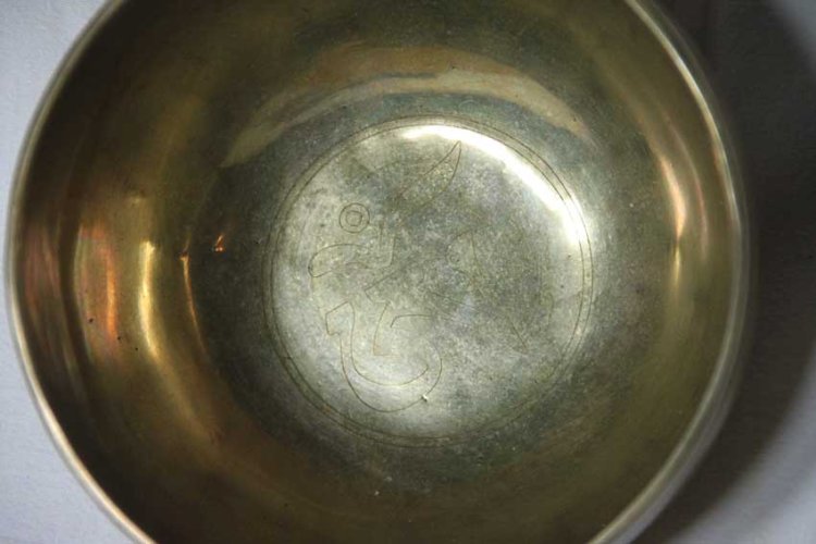 handbeated singing bowl 550 g - Click Image to Close